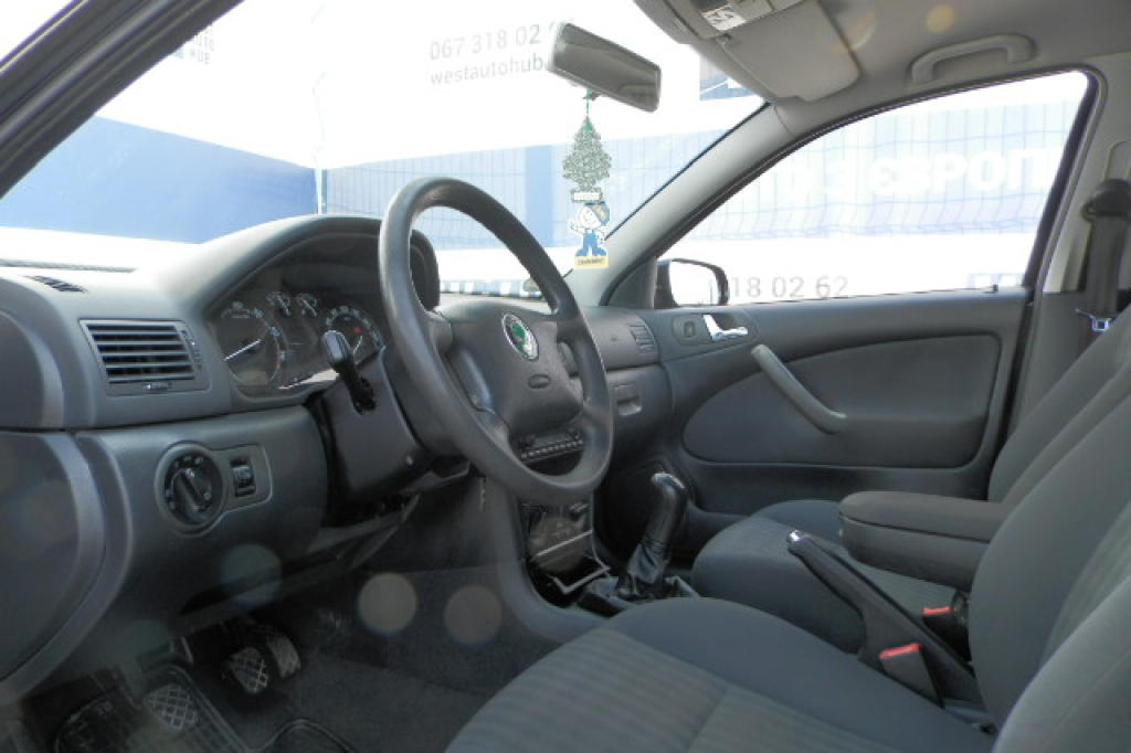 Skoda Octavia Tour 1.6 MPI 2004 фото 9