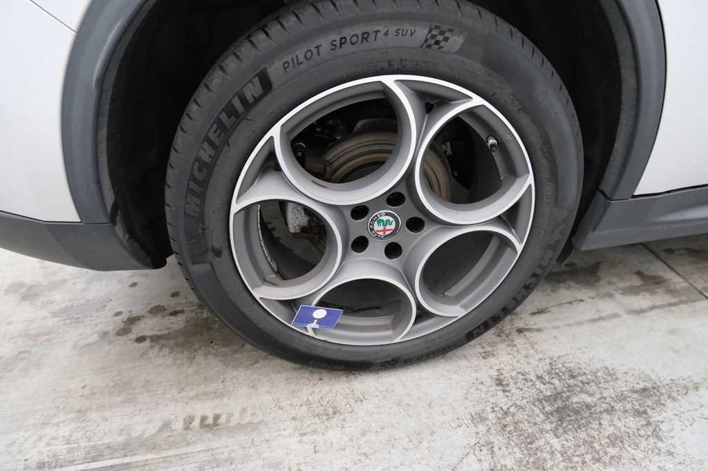 Alfa Romeo Stelvio 2017 фото 20