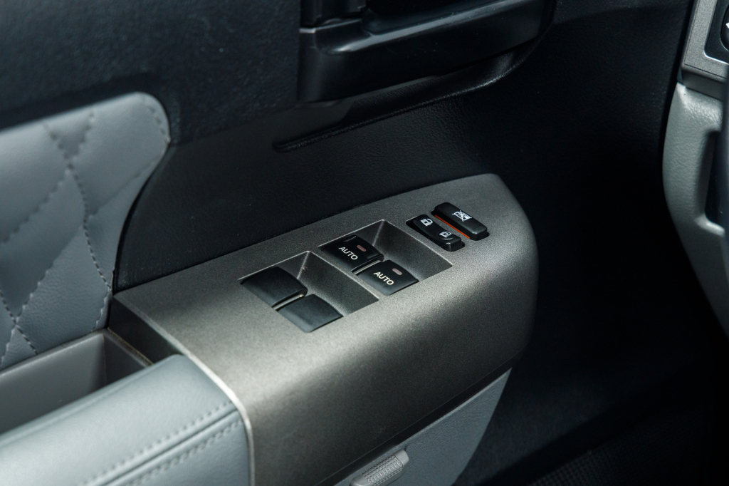 Toyota Sequoia SR5 2012 photo 28