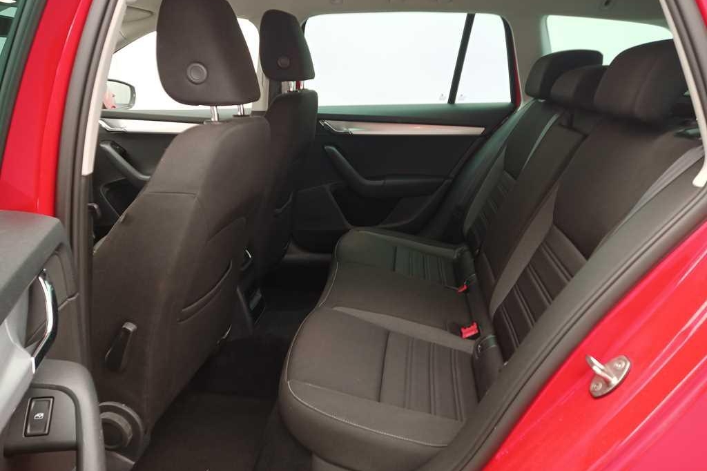 Skoda Octavia Combi 2018 photo 2