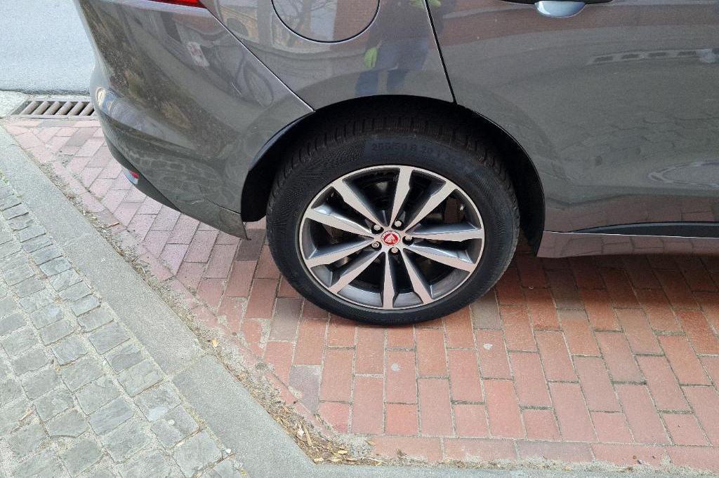 Jaguar F-Pace 2018 photo 35