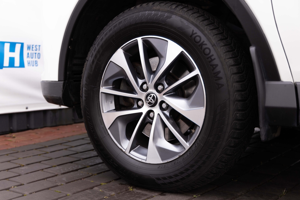 Toyota RAV4 Hybrid 2017 фото 2