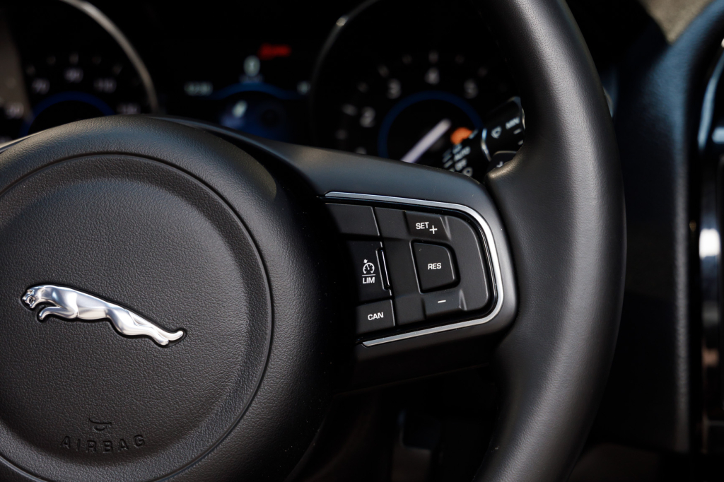 Jaguar XE 25T 2017 photo 27