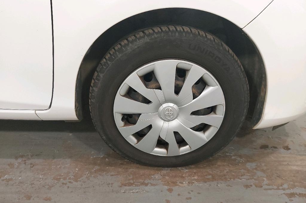 Toyota Yaris 2016 фото 11