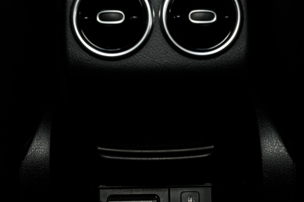 Mercedes-Benz GLB-Class 250 2020 photo 38