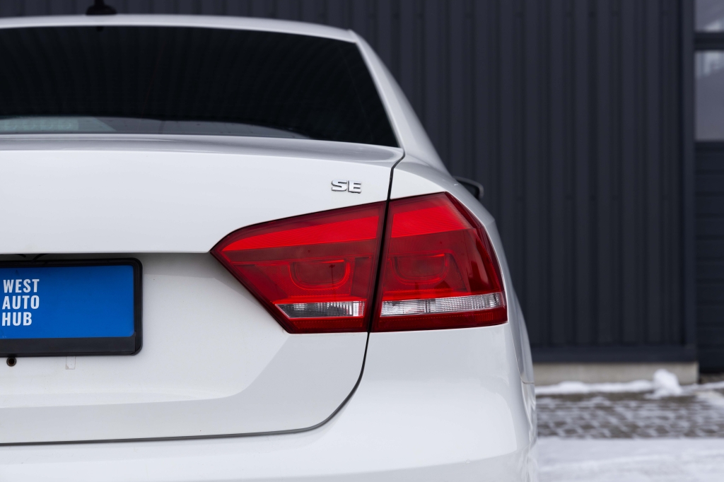 Volkswagen Passat 2012 photo 9