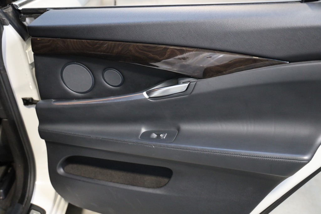 BMW 5 Series GT 2015 фото 14