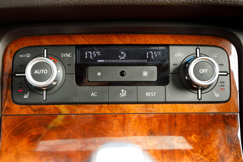 Volkswagen Touareg 2012 photo 1