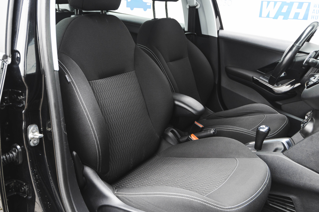 Peugeot 208 2017 фото 27