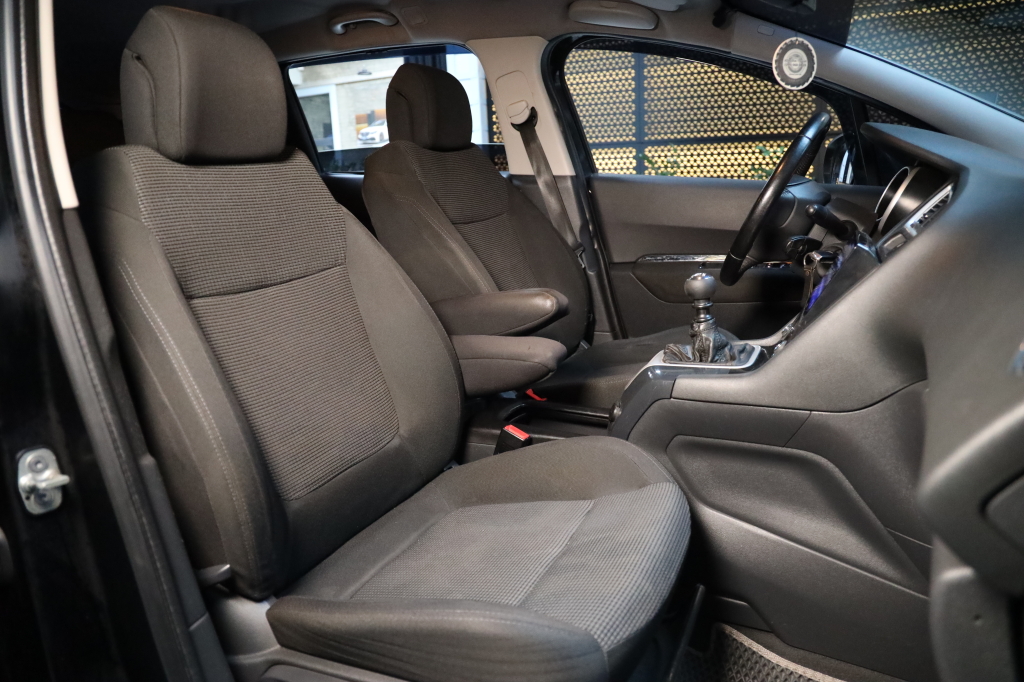 Peugeot 5008 2010 photo 18