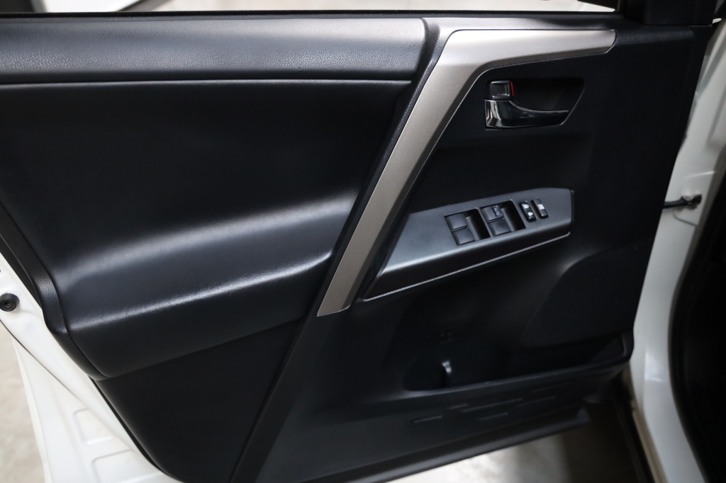 Toyota RAV4 2017 фото 37