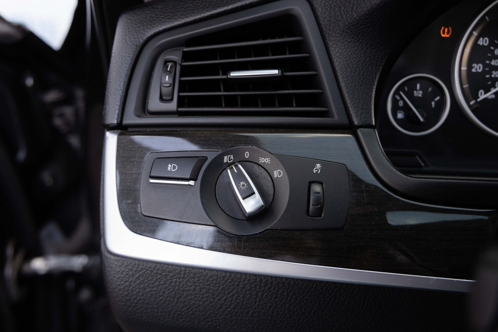 BMW 5 Series 2011 фото 16