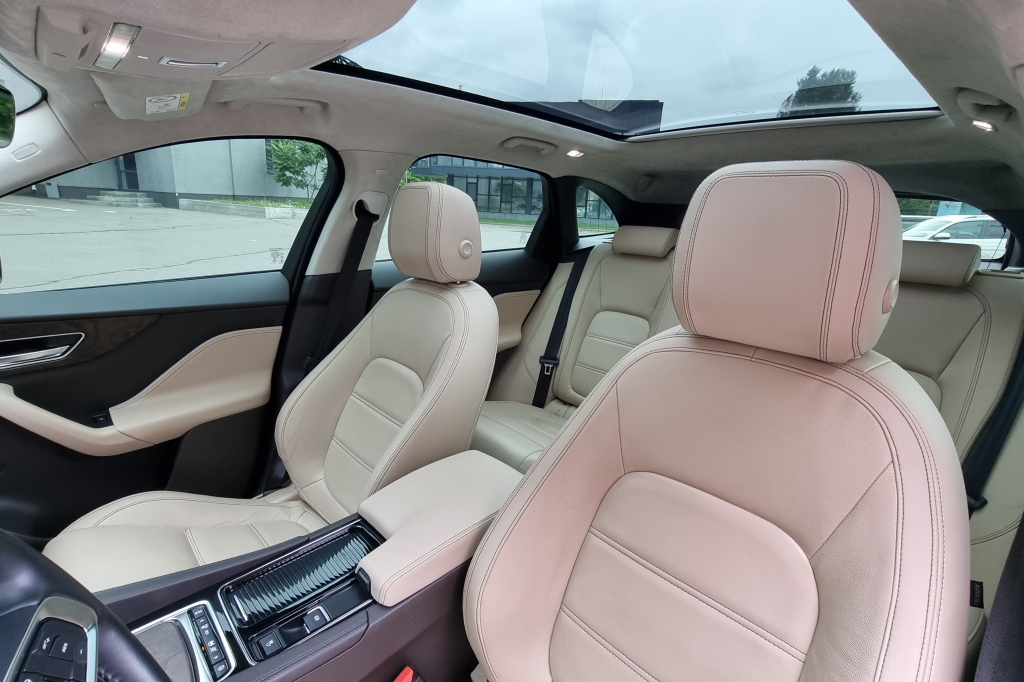 Jaguar F-Pace 2018 photo 16