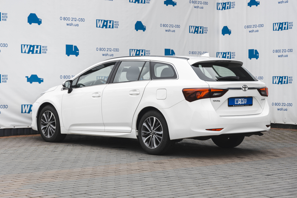 Toyota Avensis 2016 фото 10