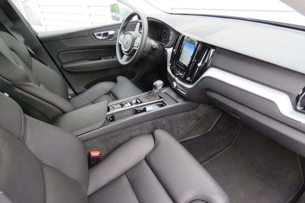 Volvo XC60 2020 фото 2