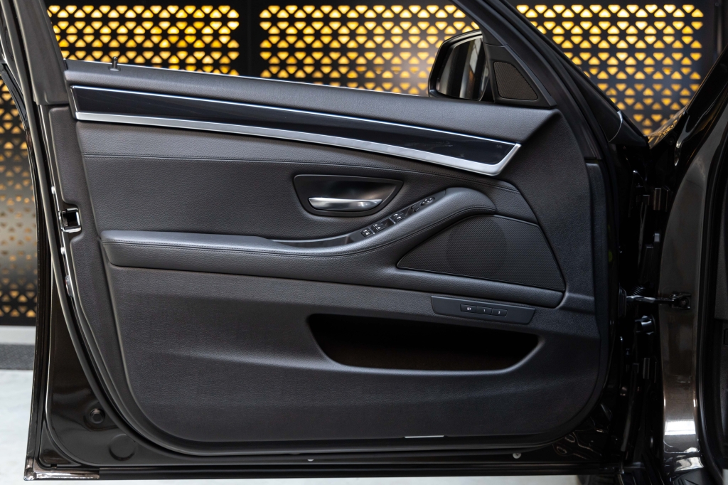 BMW 5 Series 2015 photo 12