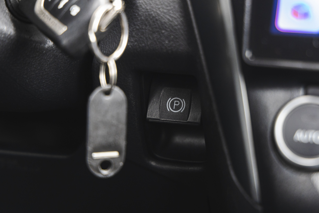 Toyota Avensis 2016 фото 22