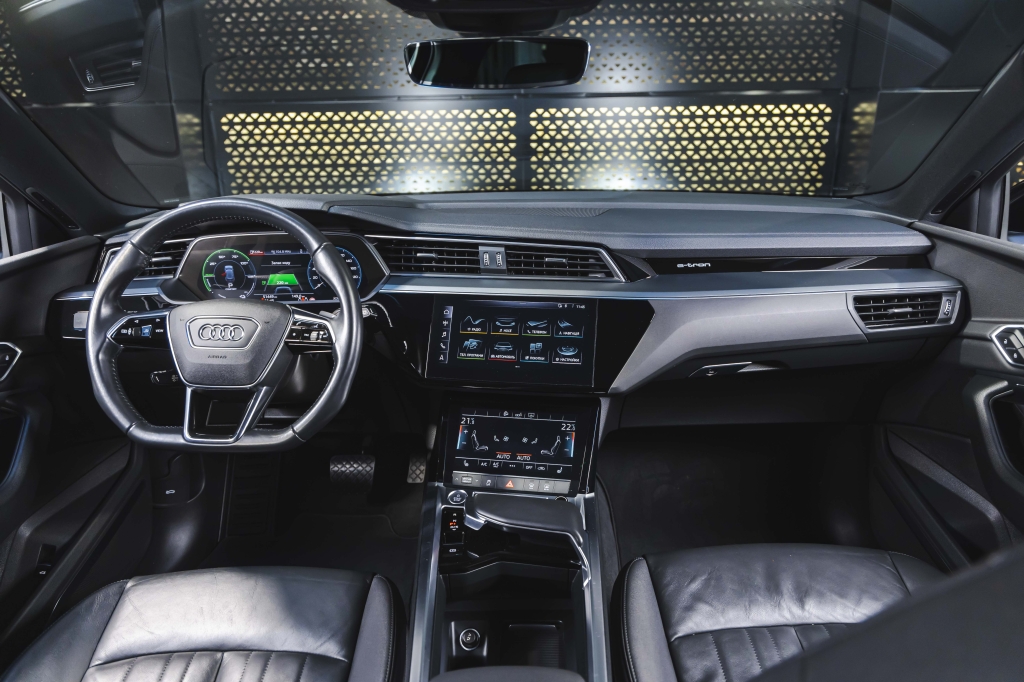 Audi e-tron 2020 фото 35