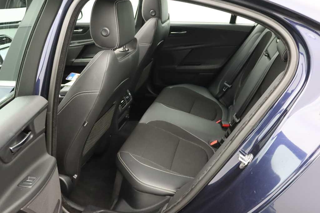 Jaguar XE 2017 photo 6