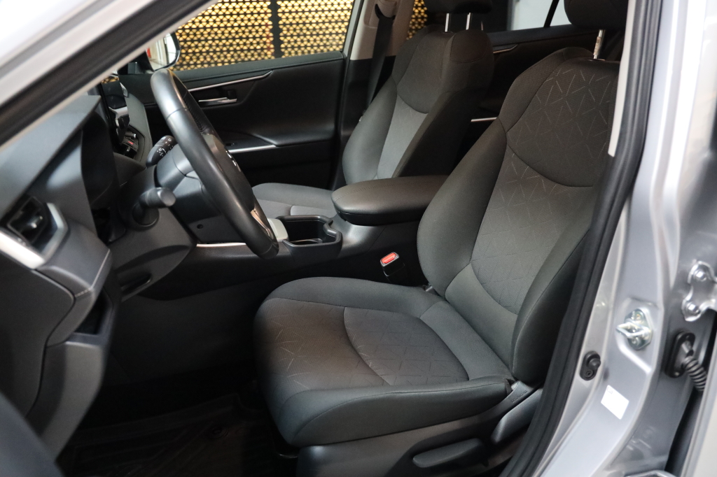 Toyota RAV4 2023 фото 11