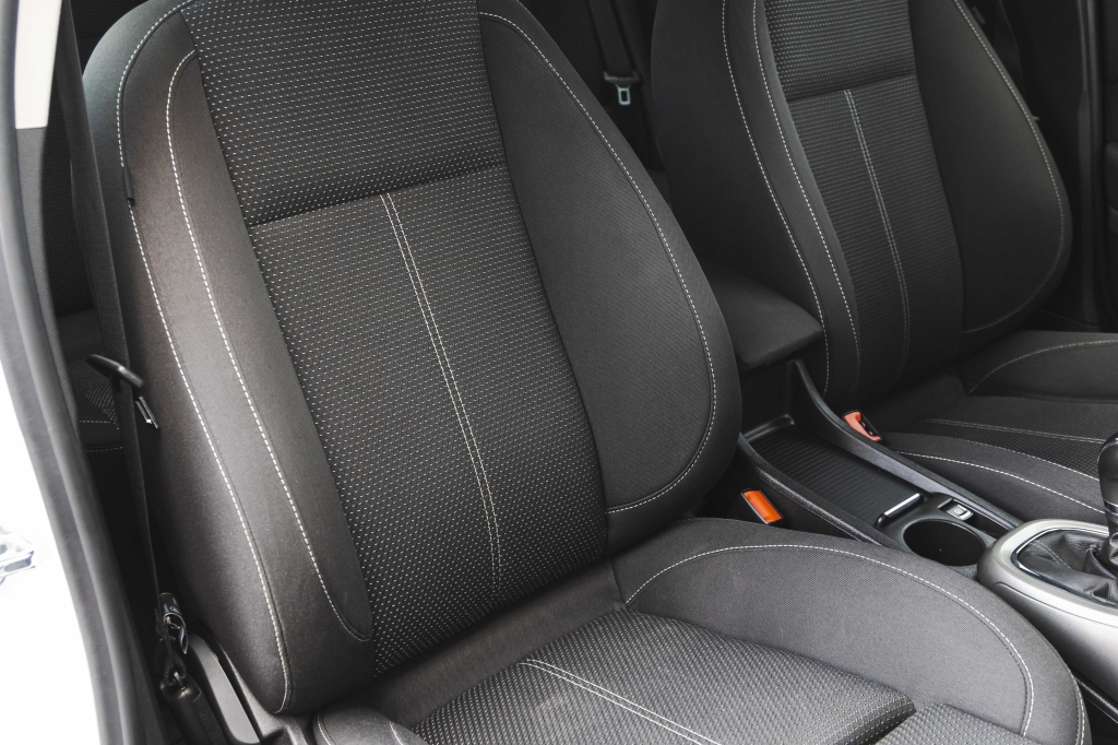 Opel Astra J 2011 фото 24