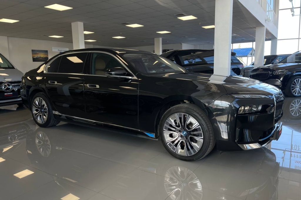 BMW i7 2024 photo 1