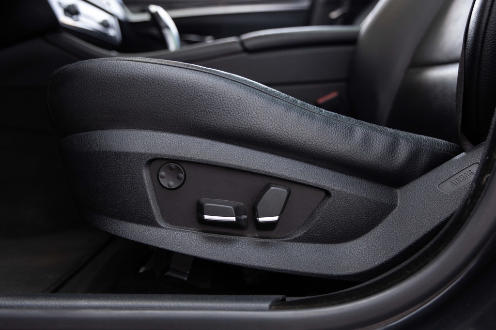 BMW 5 Series 2011 фото 15