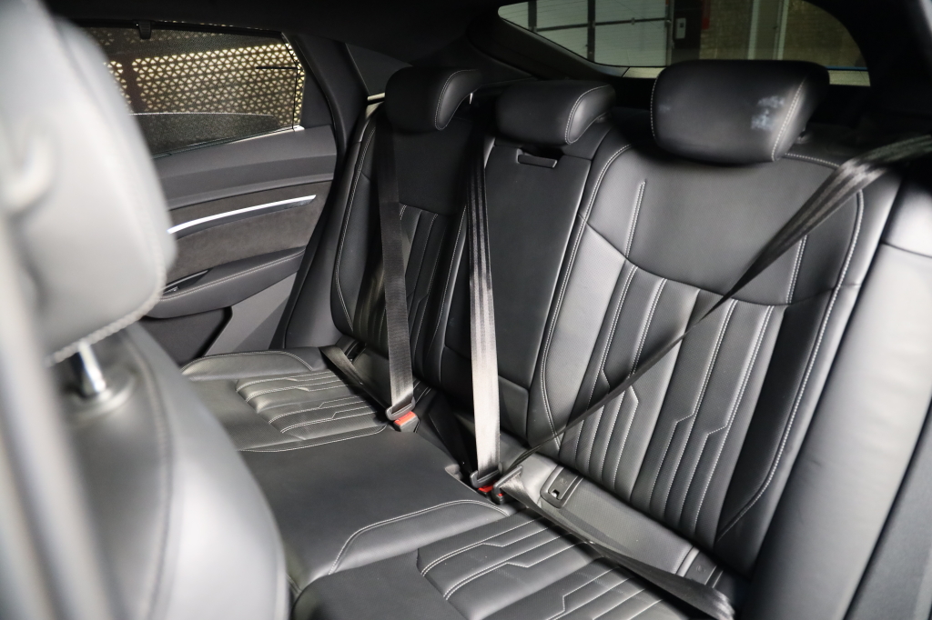 Audi e-tron S 2020 фото 19