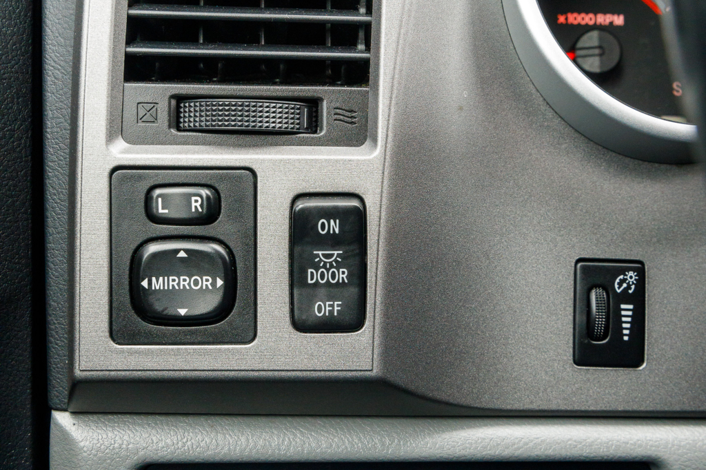 Toyota Sequoia SR5 2012 photo 13