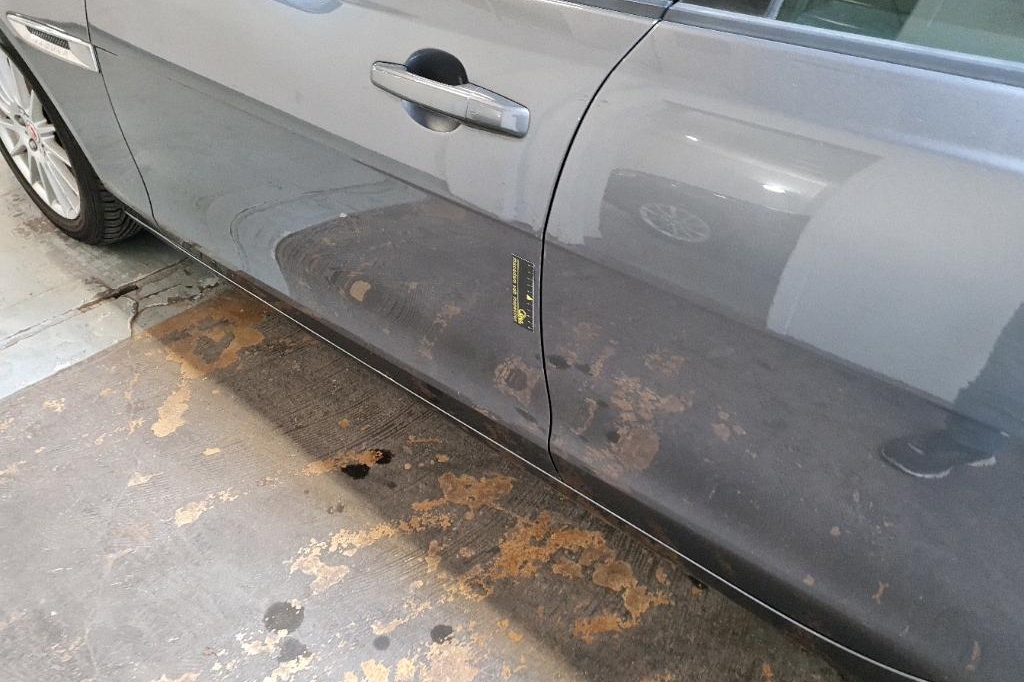 Jaguar XE 2016 photo 19