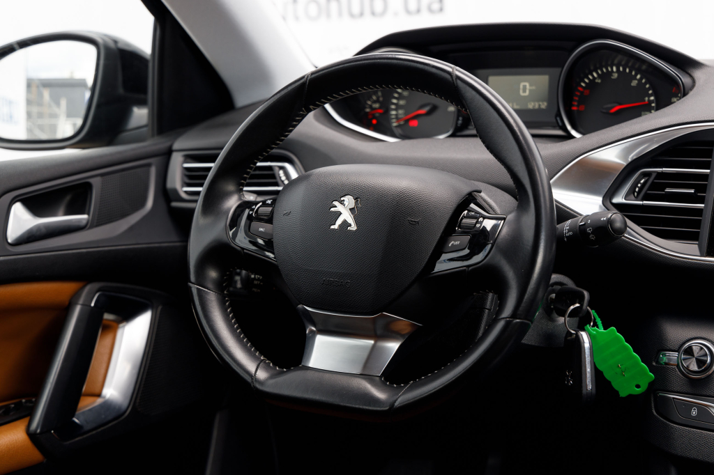 Peugeot 308 2015 фото 1