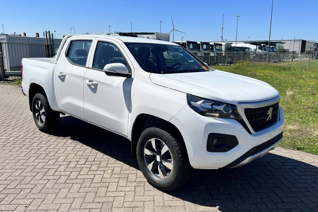 Peugeot Landtrek Double Cab 4x4 1.9L Diesel 6-Speed 2023 фото 4