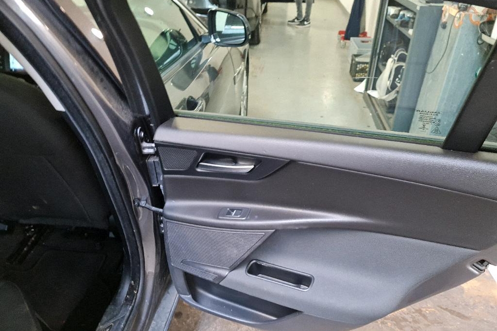 Jaguar XE 2016 photo 13