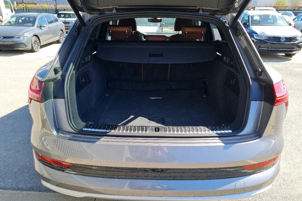 Audi e-tron 2019 фото 3