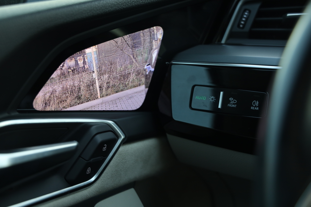 Audi e-tron 2019 фото 36