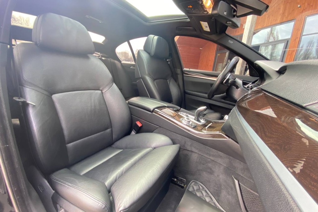 BMW 5 Series 535i 2012 photo 10