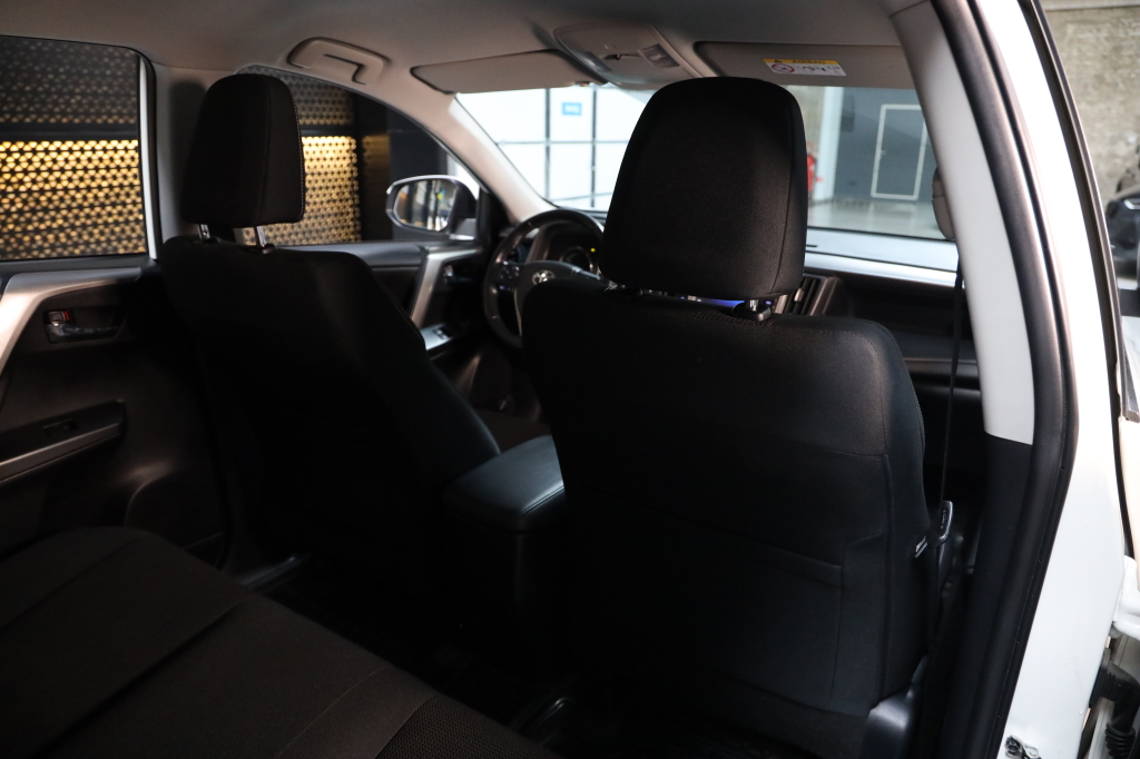 Toyota RAV4 2017 фото 38