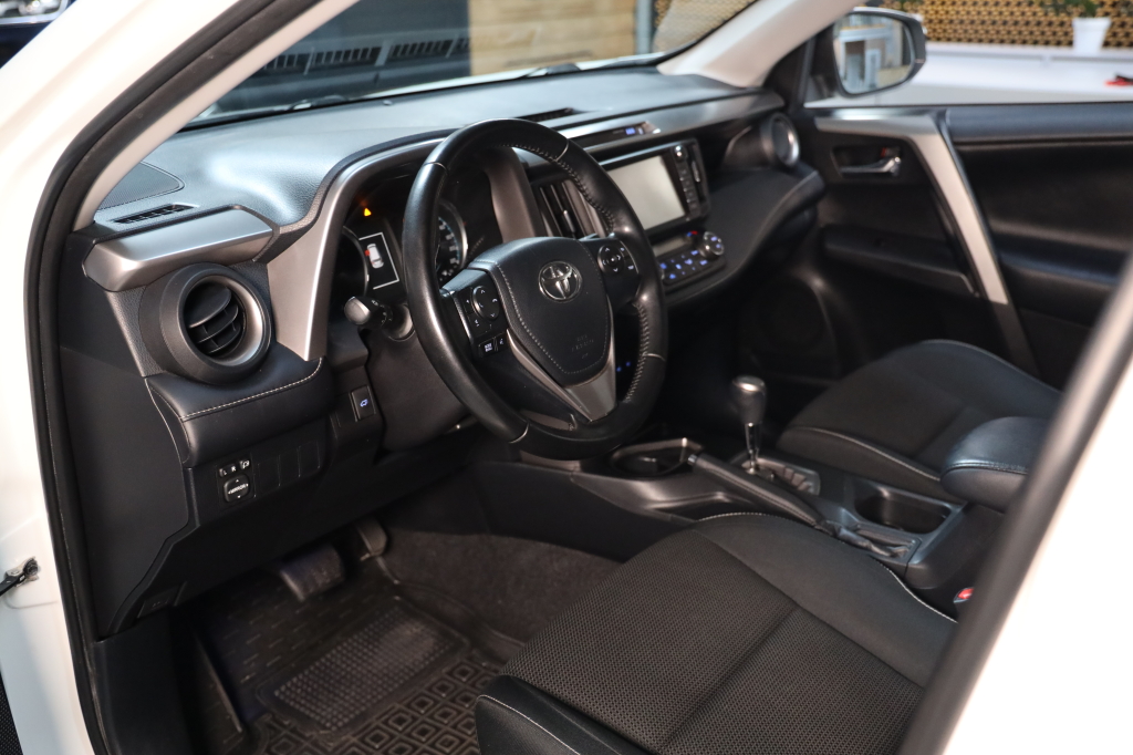 Toyota RAV4 2017 фото 20