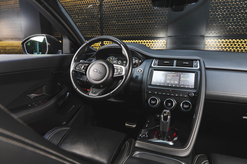Jaguar E-Pace 2018 фото 33