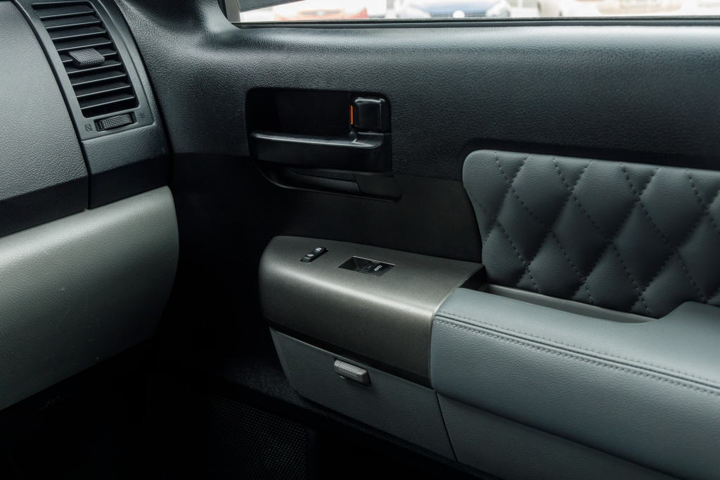 Toyota Sequoia SR5 2012 photo 11