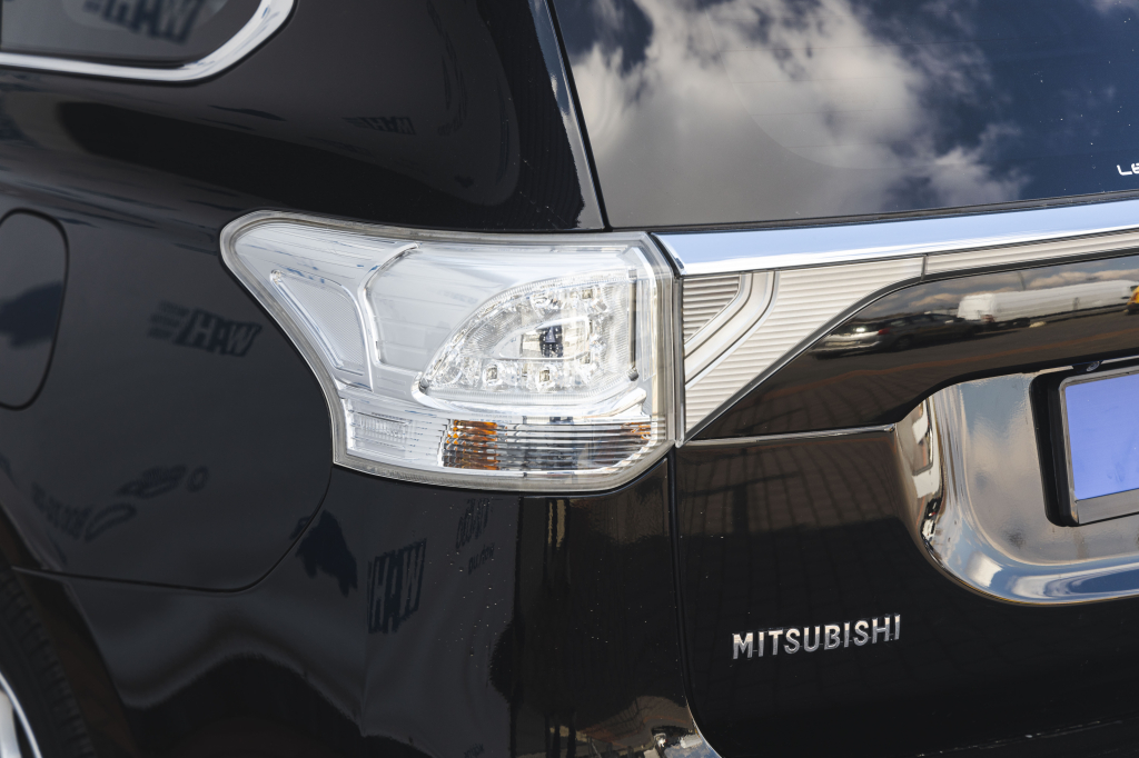 Mitsubishi Outlander PHEV Plug-In Hybrid 2013 photo 13