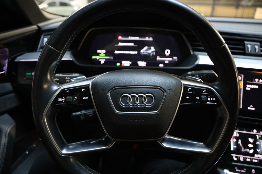 Audi e-tron S 2020 фото 44