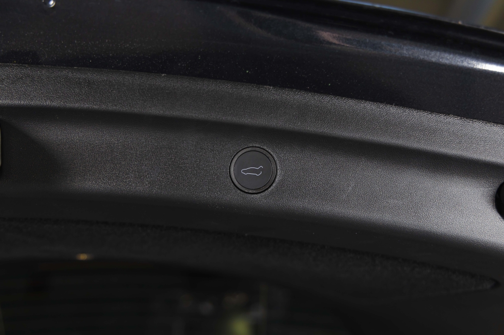 Tesla Model Y Long Range 2024 фото 16