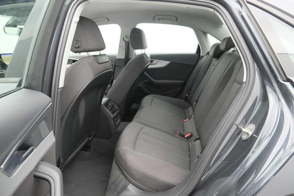 Audi A4 2017 фото 6