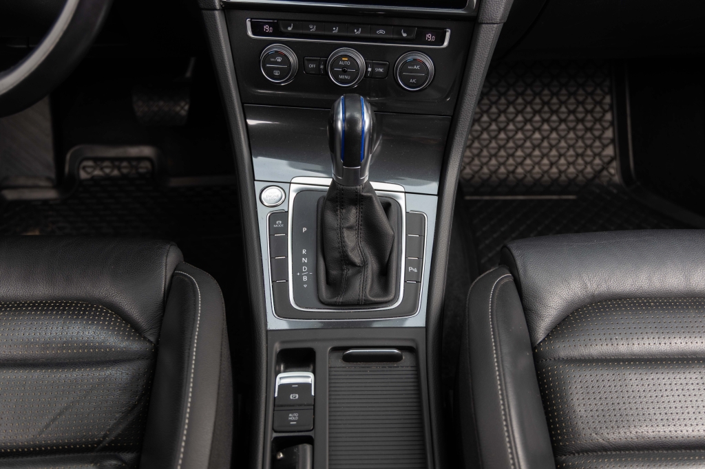 Volkswagen e-Golf 2018 фото 21