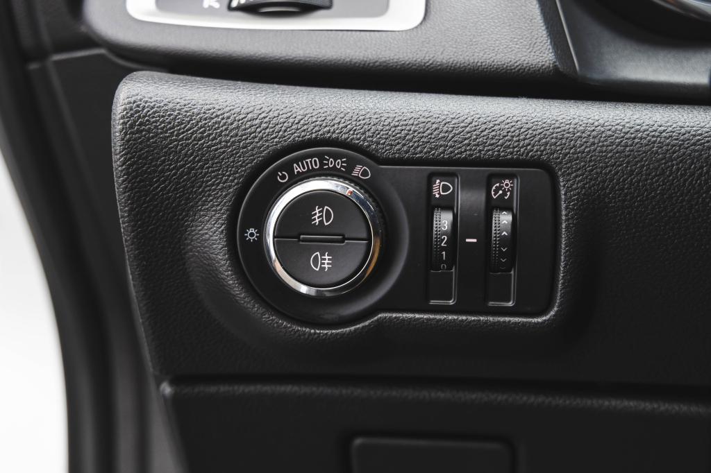 Opel Astra J 2011 фото 12