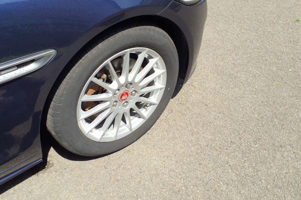 Jaguar XE 2017 photo 22