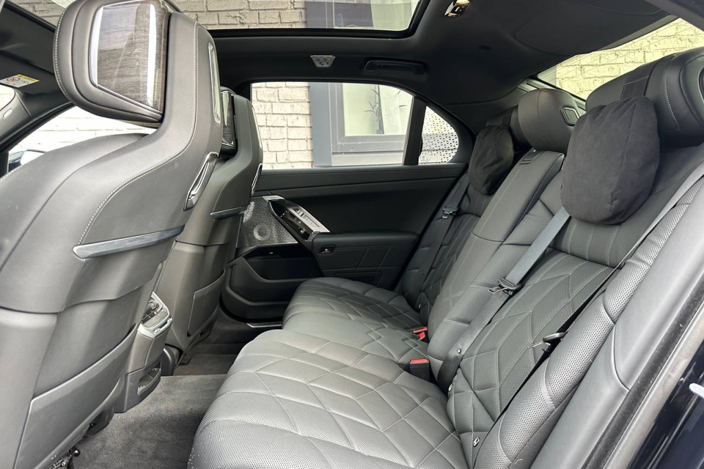 BMW i7 2023 photo 19