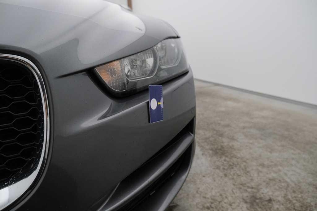 Jaguar XE 2015 фото 9