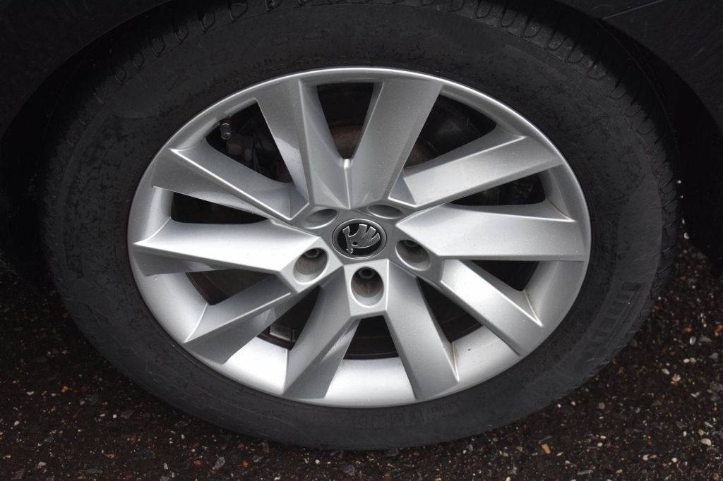 Skoda Superb Combi 2018 фото 3